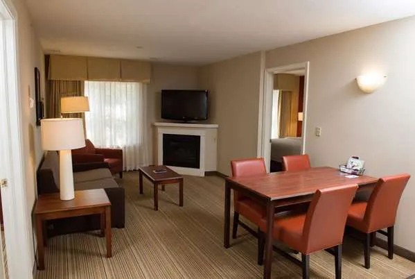 Hawthorn Suites by Wyndham Erie 4