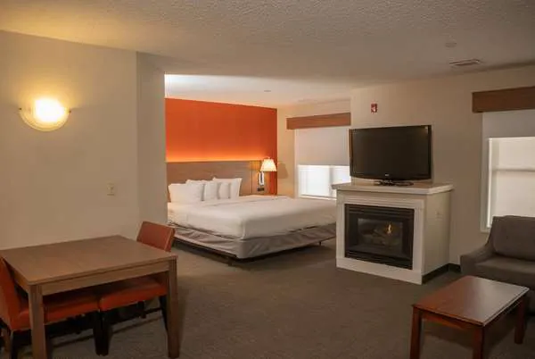 Hawthorn Suites by Wyndham Erie 4