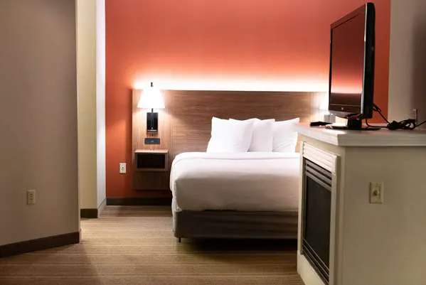 Hawthorn Suites by Wyndham Erie 4
