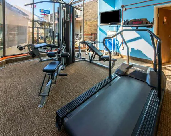 Comfort Inn & Suites 4