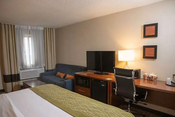 Comfort Inn & Suites 4