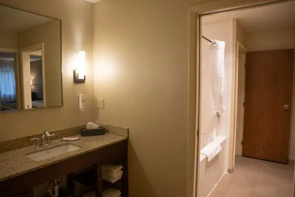Comfort Inn & Suites 4