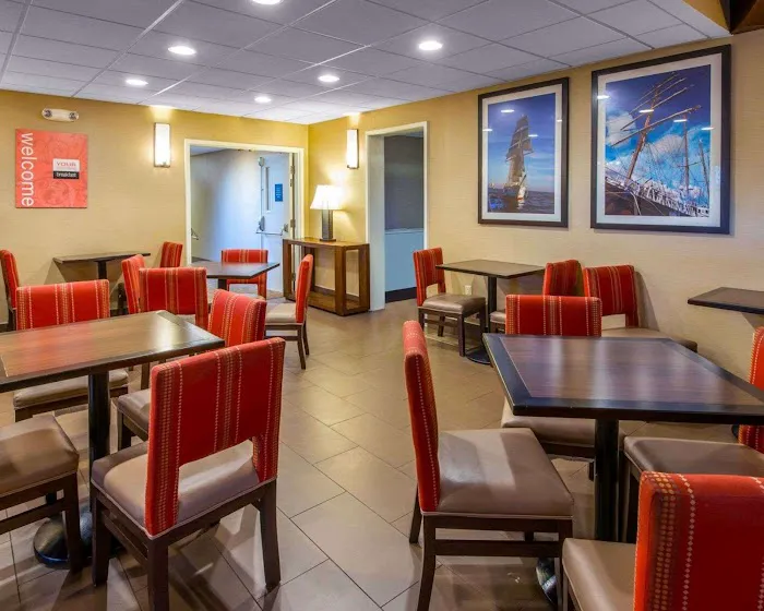 Comfort Inn & Suites 4