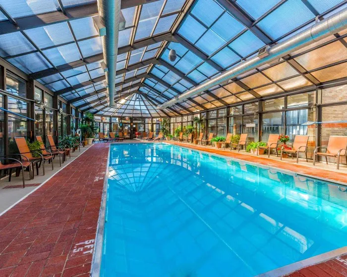 Comfort Inn & Suites 4