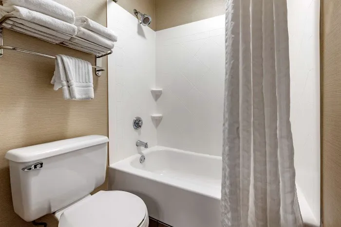 Comfort Inn & Suites Butler 4
