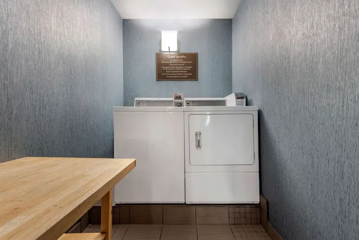 Comfort Inn & Suites Butler 4