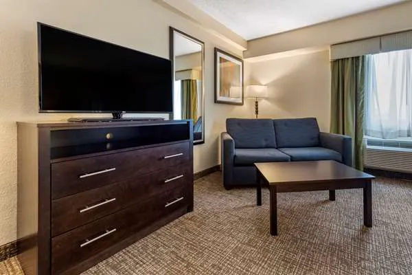 Comfort Inn & Suites Butler 4