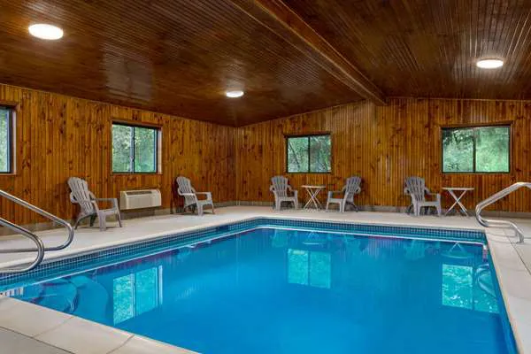 Super 8 by Wyndham Grove City 4