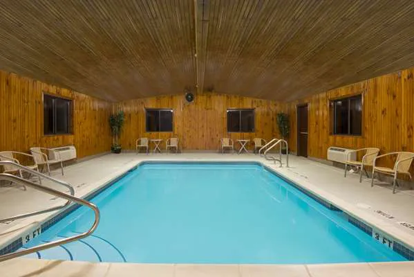 Super 8 by Wyndham Grove City 4