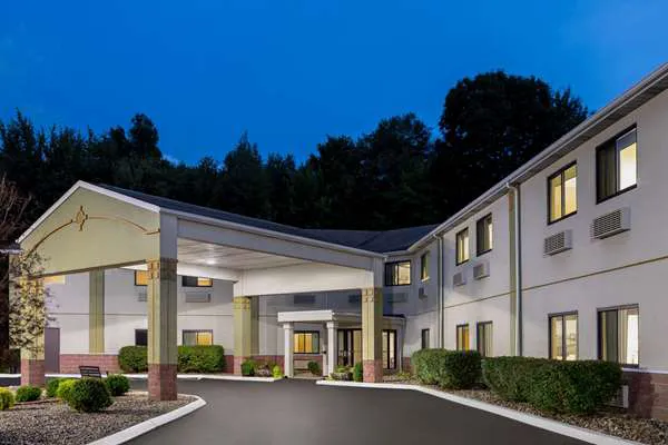 Super 8 by Wyndham Grove City 4