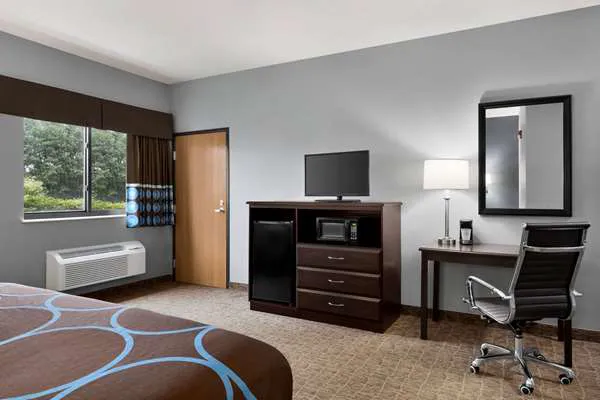 Super 8 by Wyndham Grove City 4