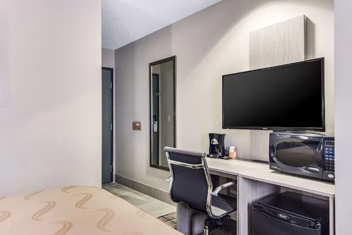 Quality Inn & Suites Grove City-Outlet Mall 4
