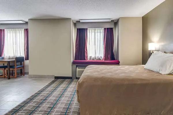 Quality Inn & Suites Grove City-Outlet Mall 4