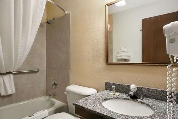 Super 8 by Wyndham New Castle 4