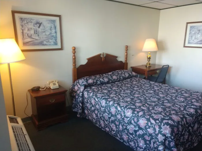 Kwik-Fill Plaza Motel 4