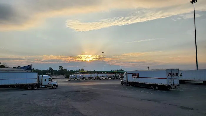 Kwik-Fill Plaza Motel 4