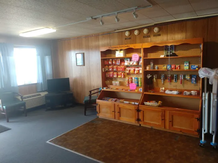 Kwik-Fill Plaza Motel 4