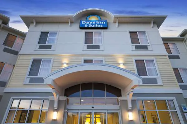 Days Inn & Suites by Wyndham Altoona 4