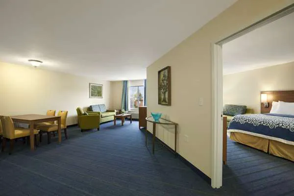 Days Inn & Suites by Wyndham Altoona 4