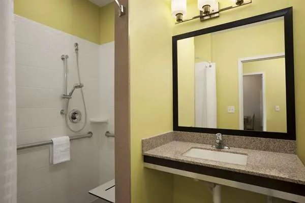 Days Inn & Suites by Wyndham Altoona 4
