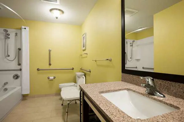 Days Inn & Suites by Wyndham Altoona 4