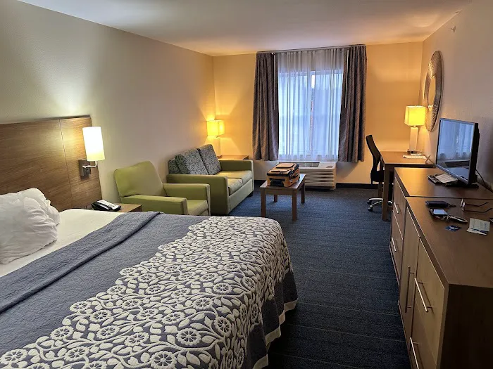 Days Inn & Suites by Wyndham Altoona 4