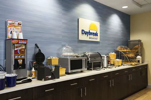 Days Inn & Suites by Wyndham Altoona 4