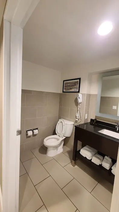 Wingate by Wyndham Niagara Falls 4