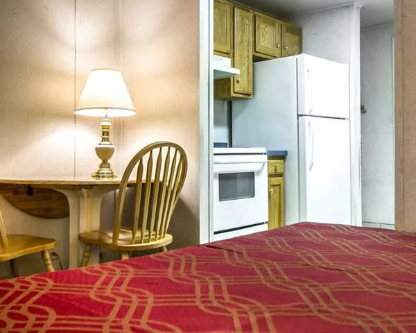 Rodeway Inn & Suites Brunswick near Hwy 1 5
