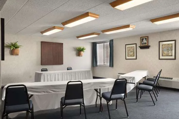 Ramada by Wyndham Bangor 4