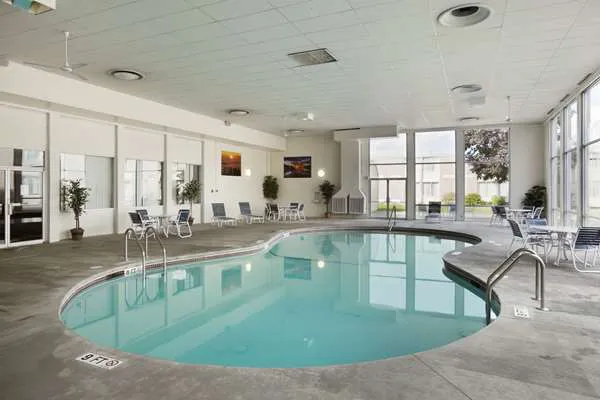 Ramada by Wyndham Bangor 4