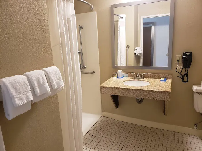 Holiday Inn Express Pittsburgh-North (Harmarville) by IHG 4