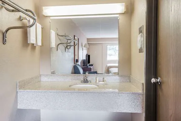 Days Inn by Wyndham Pittsburgh-Harmarville 4