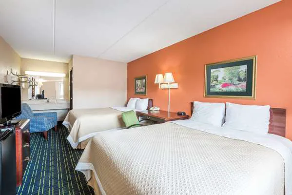 Days Inn by Wyndham Pittsburgh-Harmarville 4
