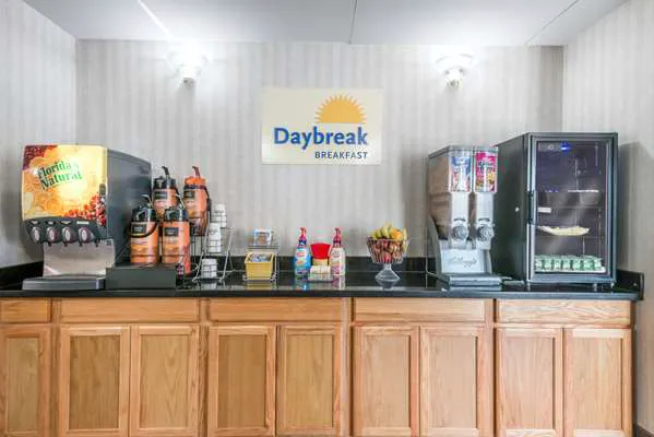 Days Inn by Wyndham Pittsburgh-Harmarville 4