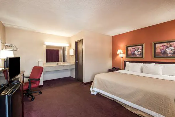 Days Inn by Wyndham Pittsburgh-Harmarville 4