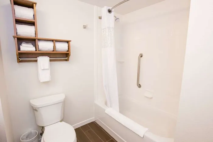 Hampton Inn & Suites Pittsburgh/Harmarville 4