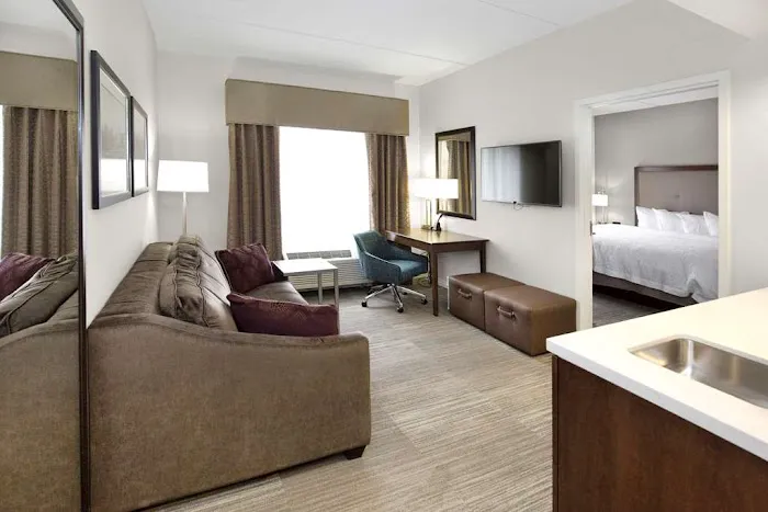 Hampton Inn & Suites Pittsburgh/Harmarville 4