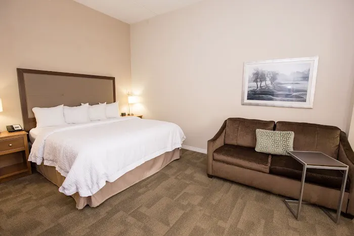 Hampton Inn & Suites Pittsburgh/Harmarville 4