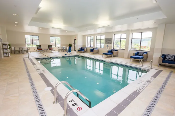 Hampton Inn & Suites Pittsburgh/Harmarville 4