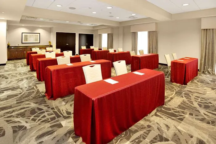 Hampton Inn & Suites Pittsburgh/Harmarville 4