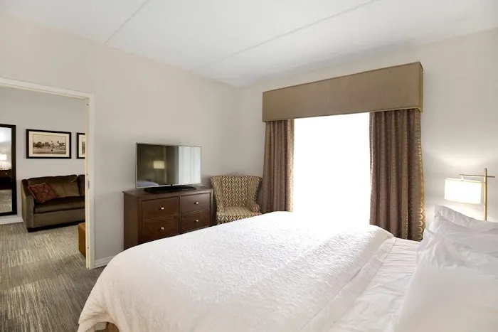 Hampton Inn & Suites Pittsburgh/Harmarville 4