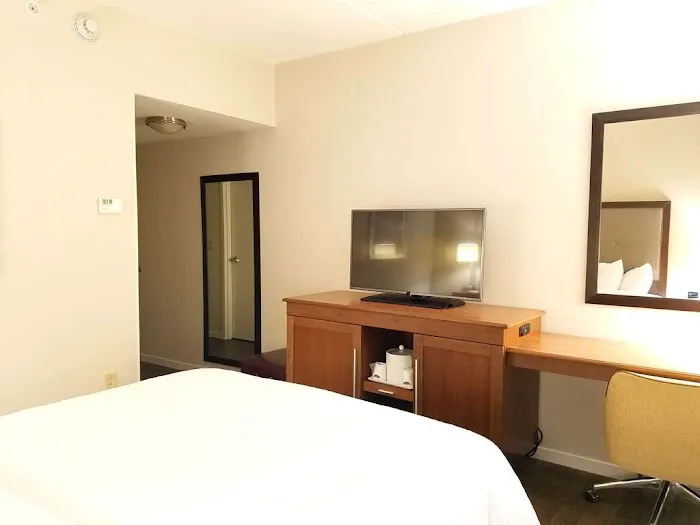 Hampton Inn & Suites Pittsburgh/Harmarville 4