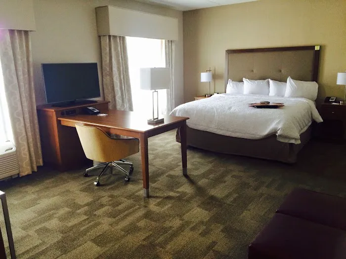 Hampton Inn & Suites Pittsburgh/Harmarville 4