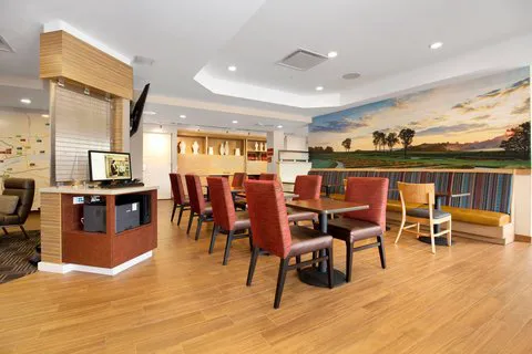 TownePlace Suites Pittsburgh Harmarville 4