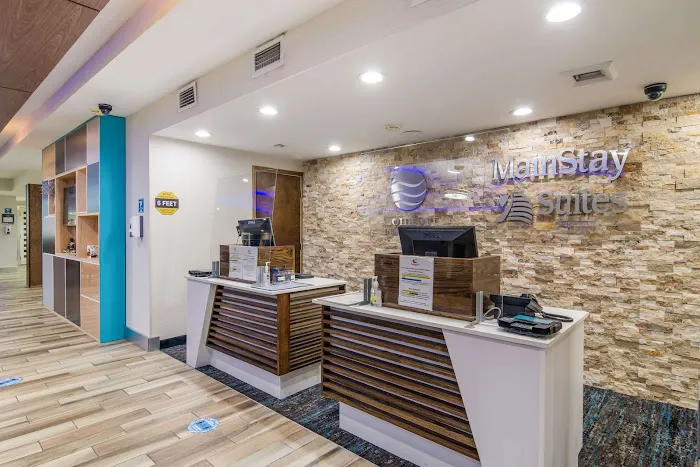 Comfort Inn & Suites 4