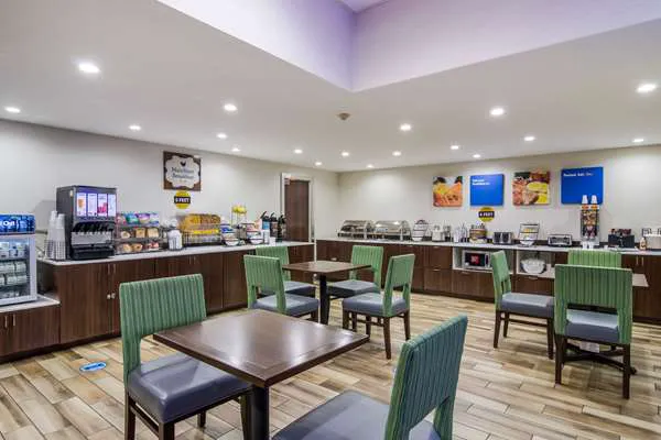 Comfort Inn & Suites 4