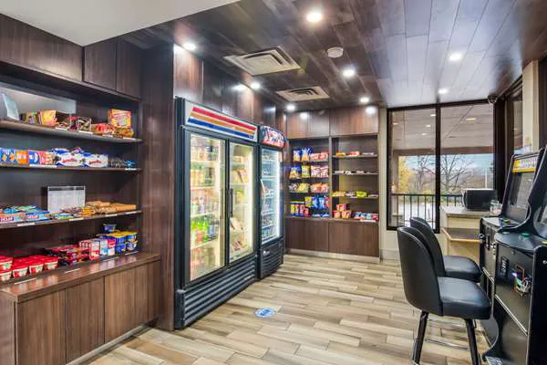 Comfort Inn & Suites 4