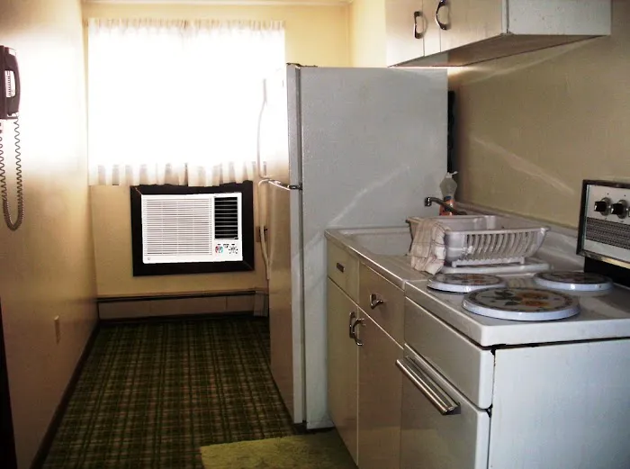 Country Manor Motel 4