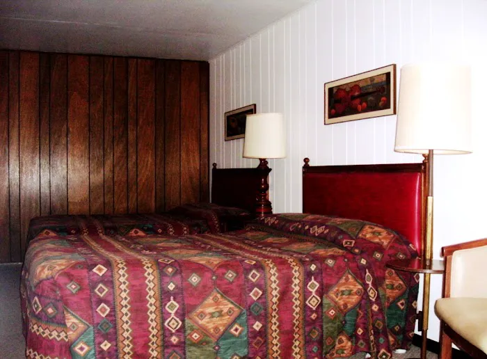 Country Manor Motel 4